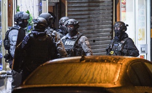 Illustration d'officiers de police antiterroriste à Londres.