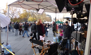 La journaliste de NBC en plein direct dimanche 22 novembre, place de la République.