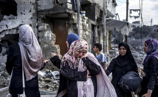 Des Palestiniennes au milieu des décombres le 26 juillet 2014 à Beit Hanoun