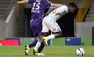 Le défenseur du TFC Uros Spajic n'a pas réussi à arrêter Michy Batshuayi, l'attaquant de l'OM.