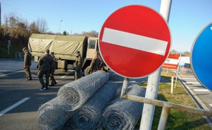 Des soldats installent une clôture à Spielfeld, à la frontière entre l'Autriche et la Slovénie, le 7 décembre 2015