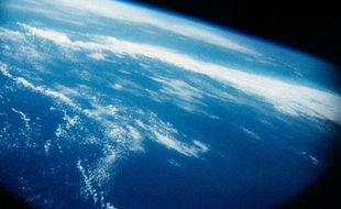 Vue de la Terre depuis la capsule Freedom Mercury 7