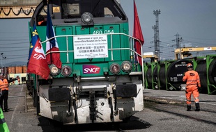 Le premier train de marchandises, reliant la ville de Wuhan à Lyon est arrivé le 21 avril dans le Rhône, après 15 jours de trajet. / AFP PHOTO / JEFF PACHOUD