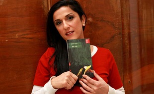 L'écrivain israélienne Dorit Rabinyan, qui a publié en 2014 un livre en hébreu sous le titre "Haie" ("Geder Haya") banni des lycées par le ministère israélien de l'Education, le 31 décembre 2015 à Tel Aviv