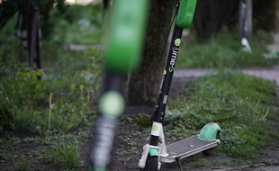 Stationner une trottinette électrique sur un trottoir parisien est désormais interdit depuis ce mardi 30 juillet.