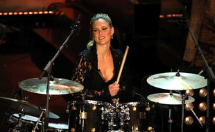 Le mannequin israélin Bar Refaeli à la batterie le 1" février 2013 à San Remo
