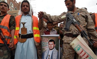 Un enfant tient un portrait deu chef de la milice chiite des Houthis Abdel Malek al-Houthi à Sanaa le 18 mars 2015