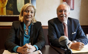 Marine Le Pen présente à la presse Wallerand de Saint-Just, le candidat du Front national à la mairie de Paris, le 26 juin 2013.