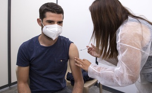 Injection du Vaccin par une infirmière au Centre de Vaccination du Palais des Expositions à Nice.