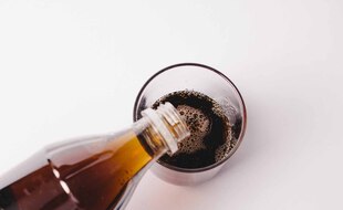 Un verre de boisson gazeuse.