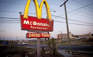 Enseigne de McDonald 's le 8 avril 2014 sur la base de Guantanamo à Cuba