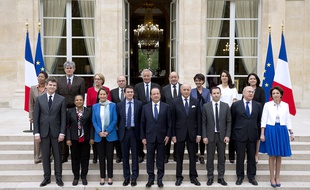 Photo de famille du gouvernement Valls à l'issue du premier Conseil des ministres, le 4 avril 2014 à l'Elysée.