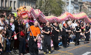 Le 8 février, c'est le Nouvel An chinois avec l'année du Singe. Défilé d'un dragon lors du carnaval de Strasbourg 2014.