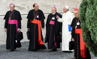 Le pape François, évêques et cardinaux arrivent le 24 octobre 2015 pour une session de travail au Vatican dans le cadre du synode sur la famille