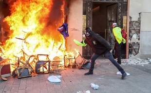 Des manifestants ont dégradé et pillé des boutiques de l'avenue des Champs-Elysées samedi.
