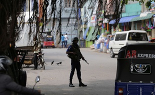 Un soldat sri lankais sécurise un axe de circulation à Colombo, au Sri Lanka, le 1er mai 2019.