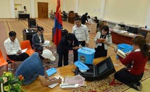Un jour après la première élection jamais organisée par vote électronique, celle de ses députés, la Mongolie n'avait toujours pas été en mesure d'en annoncer les résultats vendredi.