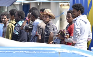Des migrants rescapés en Méditerranée débarquent en italie le 9 juin 2015.