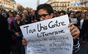 Des personnes se rassemblent place de la Comédie à Montpellier, le 14 novembre 2015