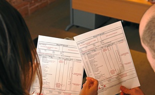 La secrétaire d'Etat à l'égalité femmes-hommes prépare un «dispositif» afin de «prélever directement les amendes dans les entreprises» ne respectant pas l'égalité salariale.