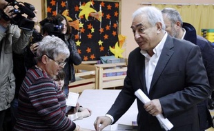 L'ex-directeur général du FMI, Dominique Strauss-Kahn, longtemps favori de la présidentielle française avant sa mise en cause dans des affaires de moeurs, a voté dimanche, souriant et détendu, dans son ancien fief de Sarcelles, dans la banlieue nord de Paris.