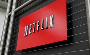 Le logo de Netflix affiché sur la façade de son siège social, le 13 avril 2011 à Los Gatos, en Californie