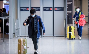Un touriste à l'aéroport Roissy-Charles de Gaulle, le 26 janvier 2020.