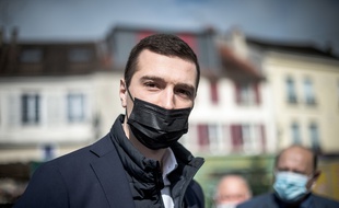 Jordan Bardella, le 15 mai 2021, en campagne électorale à Maule (Yvelines)
