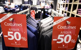 Ouverture des soldes dans un magasin de vêtements de Talange, le 3 janvier 2020.