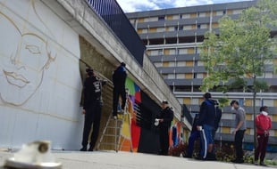 Mercredi après-midi, dans le quartier de Bellefontaine, lors de l'atelier graffiti mis en place dans le cadre de la Coopération Inter-Bailleurs.