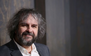 Peter Jackson a confirmé ne pas être impliqué mais participe tout de même à la mise en place de l'équipe créative.