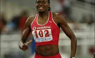 Muriel Hurtis, déjà qualifiée pour les Mondiaux d'Osaka, a amélioré la meilleure performance française de la saison lors des séries du 200 mètres (22.38) des Championnats de France d'ahtlétisme samedi à Niort, tandis que Christine Arron a échoué (22.88) dans sa quête des minima.