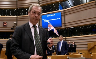 Le député europhobe britannique Nigel Farage, leader du parti anti-immigration britannique (UKIP) lors d'une session extraordinaire du Parlement européen à Bruxelles, le 28 juin 2016