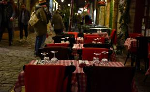 A Lyon, le 28 novembre. Les terrasses du Vieux-Lyon désertes après l'interdiction du chauffage extérieur.