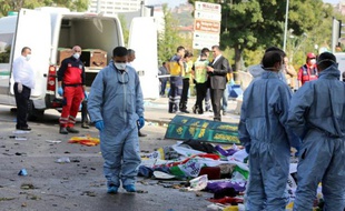 Des secouristes interviennent sur les lieux du double attentat qui a fait 86 morts à Ankara en Turquie, le 10 octobre 2015