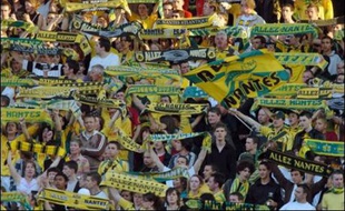 Les Nantais se sont idéalement lancés dans le championnat de L2 de football qu'ils découvraient lundi grâce à leur large victoire (5-0) sur de faibles Rémois, et se sont réconciliés avec leur public après une année de conflit clôturée par la descente.