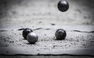Lors d'une compétition de pétanque. (Illustration)