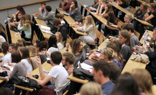 Des étudiants en sciences s'installent dans l'amphithéâtre le jour de la rentrée, à l'université de Caen dans le Nord-Ouest de la France, le 14 septembre 2015