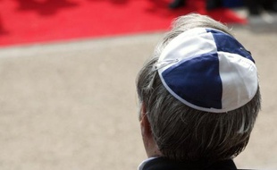 Un homme porte une kippa.