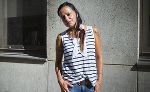 Anne, 40 ans, vit seule avec ses deux enfants et un salaire.
