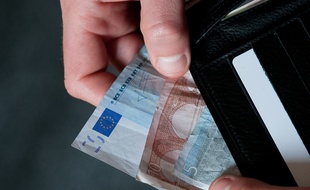 La moitié des habitants de la région perçoivent moins de 1679 euros par mois. (illustration)