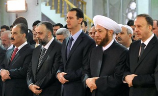 Le président syrien Bachar al-Assad a participé mardi matin dans une mosquée de Damas à la prière de l'Aïd al-Adha, la plus grande fête musulmane célébrée pour la troisième année consécutive dans une Syrie en guerre, selon les médias officiels.
