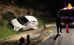 La police scientifique enquête autour de la scène de l'assassinat de Jean Leccia, le 23 mars 2014.