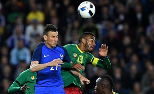 Laurent Koscielny à la lutte lors de France-Cameroun, le 30 mai 2016.