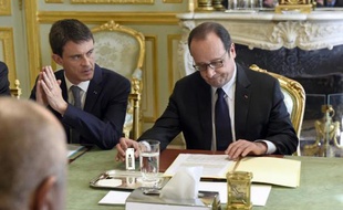 Le président François Hollande (d) et le Premier ministre Manuel Valls, le 14 avril 2015 à l'Elysée, à Paris