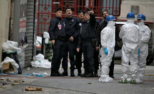 La police scientifique prèès du bâtiment où s'est déroulé le raid à Saint-Denis le 19 novembre 2015