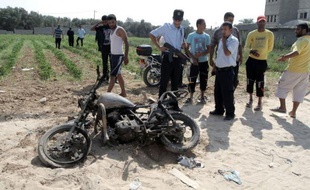 Six Palestiniens ont été tués en 24 heures dans la bande de Gaza dans des raids aériens israéliens visant des auteurs présumés d'attaques, amenant le mouvement Hamas à sortir de sa réserve en tirant une dizaine de roquettes contre Israël.