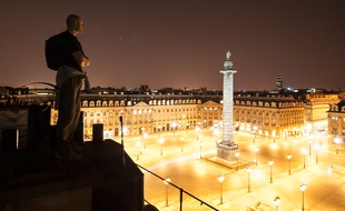 Un toiturophile sur un toit donnant place Vendôme