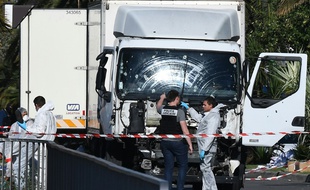 Enquêteurs et experts le 15 juillet 206 à Nice devant le camion qui a foncé dans la foule tuant 84 personnes