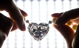 Le plus gros diamant taillé en forme de coeur jamais mis aux enchères a été vendu le 17 mai 2017 à Genève (Suisse) pour près de 15 millions de dollars, un
